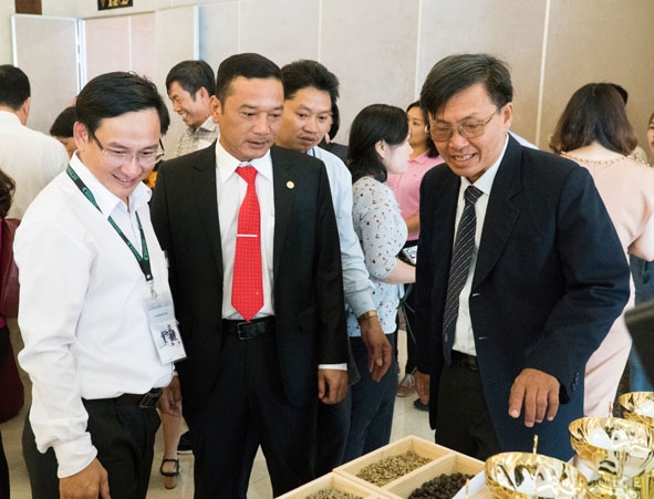 Phó Chủ tịch UBND tỉnh Y Giang Gry Niê Knơng (người đứng giữa) tham quan các mẫu cà phê đặc sản trong Cuộc thi Cà phê đặc sản Việt Nam năm 2019. 