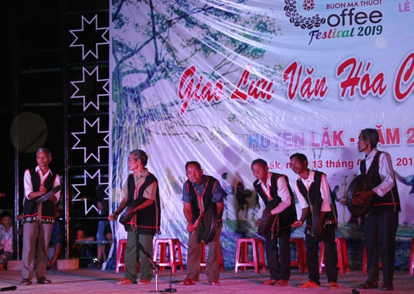 Các nghệ nhân biểu diễn cồng chiêng tại đêm giao lưu văn hóa cồng chiêng huyện Lắk năm 2019.