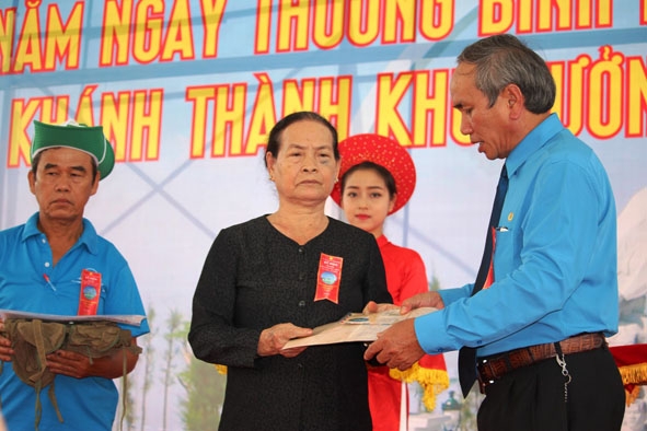 Mẹ Trần Thị Huệ tặng lá thư của con trai cho Nhà lưu niệm Tượng đài liệt sỹ Gạc Ma. 