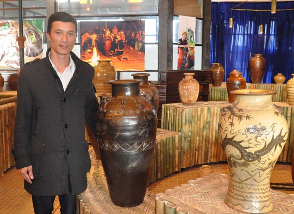 Nhà sưu tập tư nhân Bùi Quốc Dũng với những ché Chăm cổ tại một cuộc trưng bày về đồ gốm  ở Đà Lạt. 