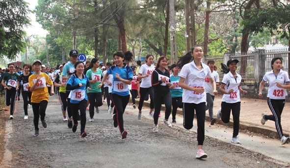 Sinh viên tham gia chạy marathon tại Ngày hội sinh viên khỏe. 