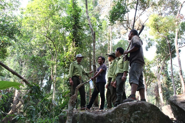 Kiểm lâm Vườn Quốc gia Chư Yang Sin trao đổi với người dân nhận khoán trong một chuyến tuần tra rừng.