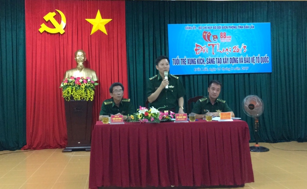 Thượng tá Đỗ Quang Thấm, Phó Chính ủy Bộ đội Biên phòng tỉnh chủ trì buổi đối thoại