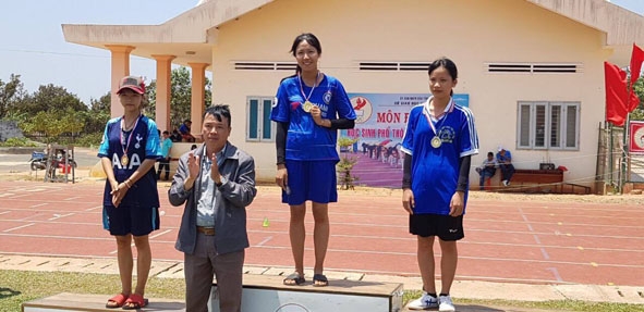 Em Lương Thị Liên đoạt Huy chương Vàng nội dung 800 m nữ tại Giải điền kinh, bơi, bóng ném, bóng đá học sinh phổ thông năm học 2018 - 2019.  