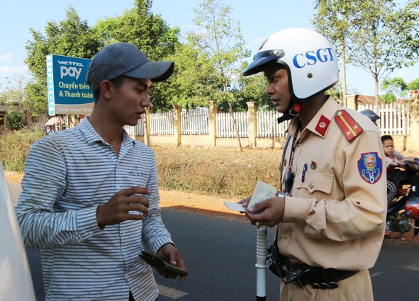 Lực lượng CSGT (Công an huyện) tuyên truyền, nhắc nhở người  tham gia giao thông.
