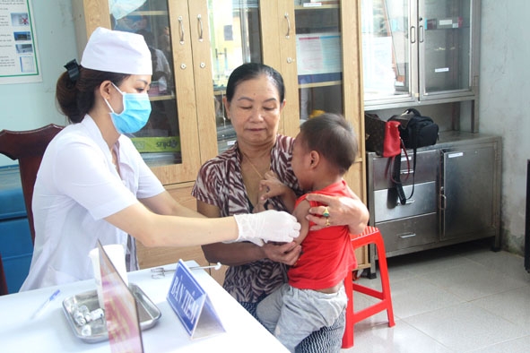 Y sĩ Trạm Y tế phường Khánh Xuân tiêm phòng cho trẻ em. 