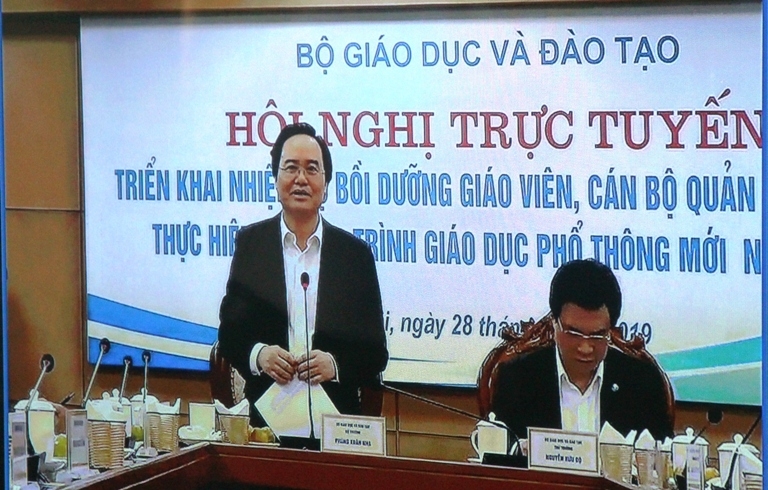 Bộ trưởng Bộ GD-ĐT Phùng Xuân Nhạ phát biểu tại hội nghị. (Ảnh chụp qua màn hình)