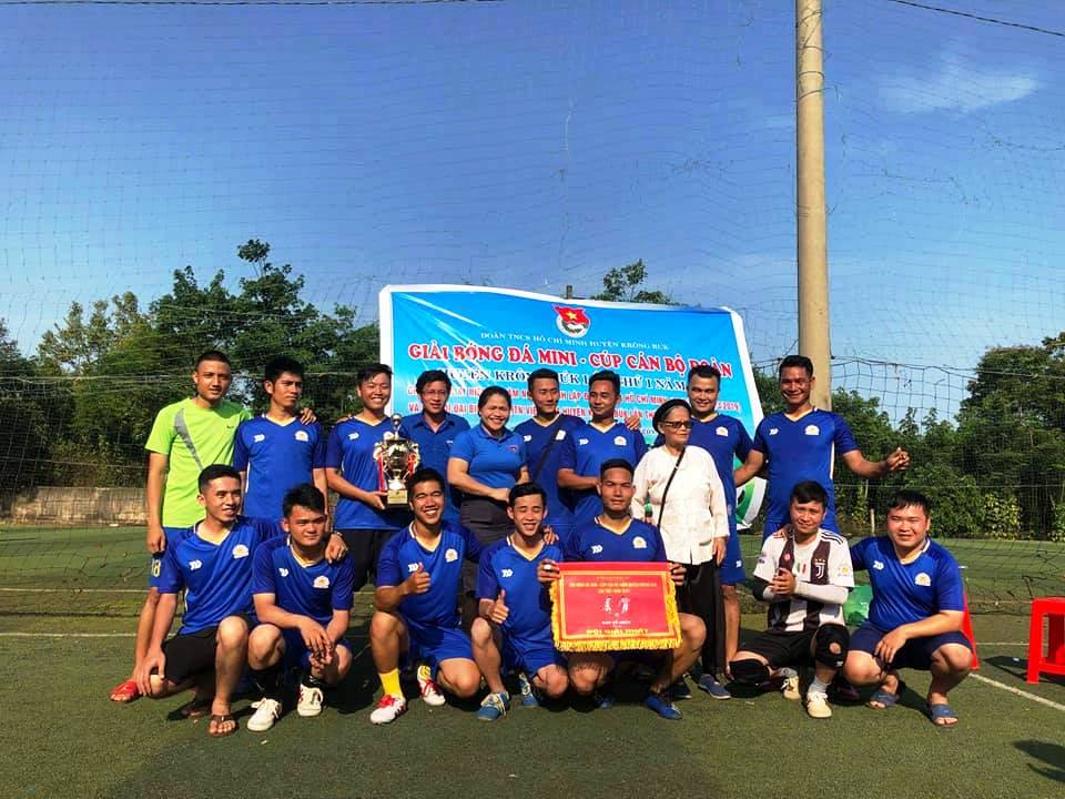 Đội bóng đá Đoàn cơ sở Công an huyện nhận Cup vô địch
