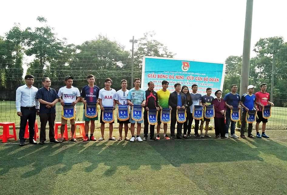 Các đội bóng tham gia giải nhận cờ lưu niệm của Ban tổ chức