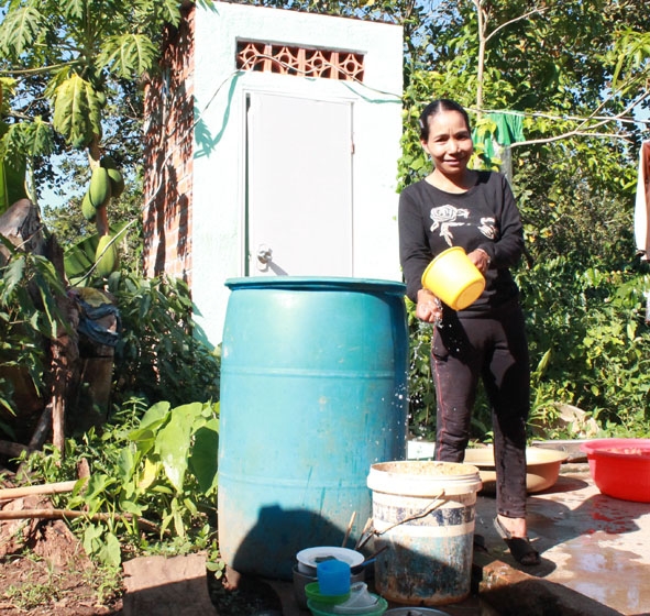 Một hộ dân ở xã Dray Sáp được hỗ trợ xây dựng nhà tiêu hợp vệ sinh. 