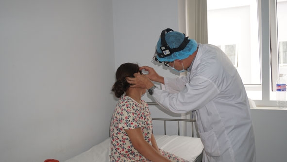 Bác sĩ CKII Võ Nguyễn Hoàng Khôi thăm khám bệnh nhân bị viêm tai giữa.