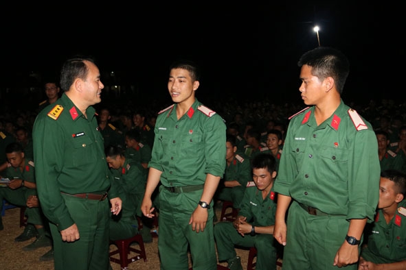 Lãnh đạo Bộ CHQS tỉnh thân mật chuyện trò cùng các chiến sĩ trẻ Tiểu đoàn 303.   