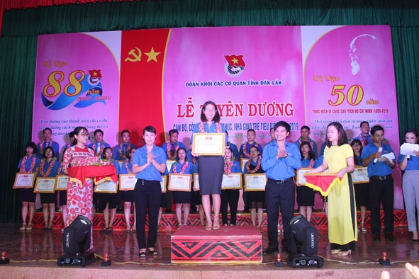 Đinh Thị Thúy Sang nhận Giấy khen tại buổi tuyên dương của Đoàn khối Các cơ quan tỉnh.