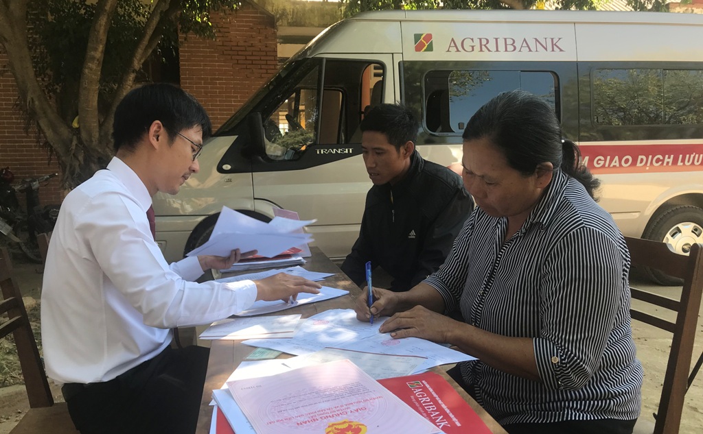 Người dân xã Buôn Triết (huyện Lắ k) làm thủ tục vay vốn tại điểm giao dịch bằng xe ô tô chuyên dụng của Agribank Đắk Lắk 
