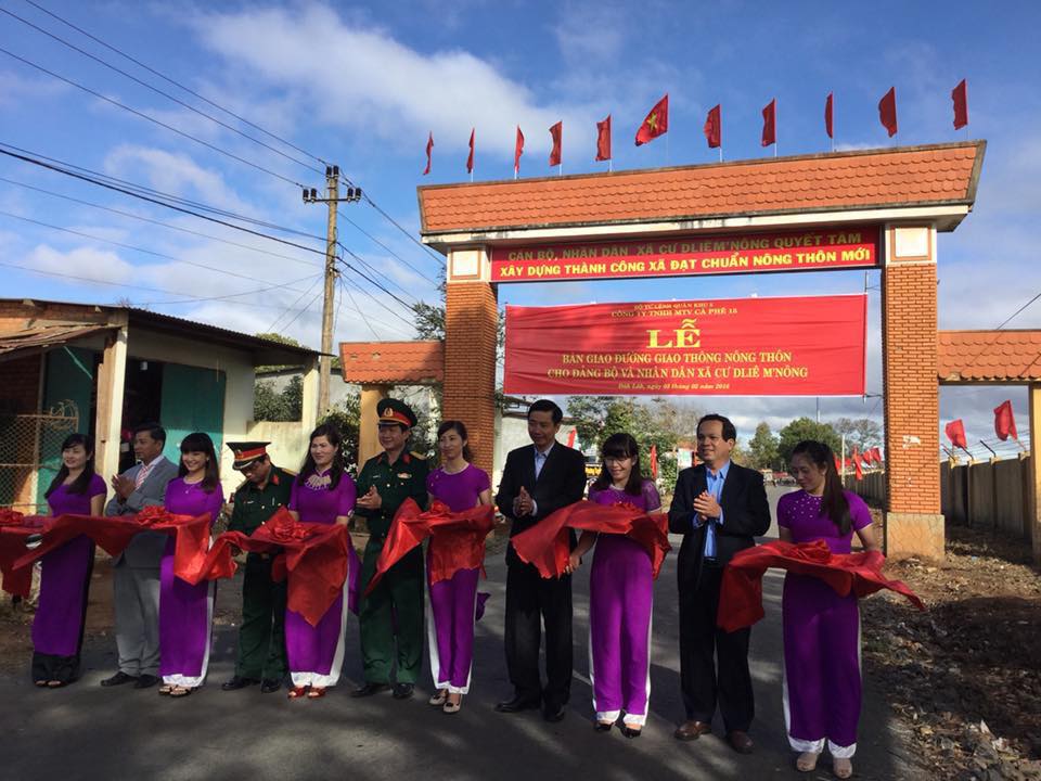 Công ty TNHH MTV Cà phê 15 tổ chức lễ bàn giao tuyến đường dài hơn 11,4 km cho xã Cư Dliê Mnông.  