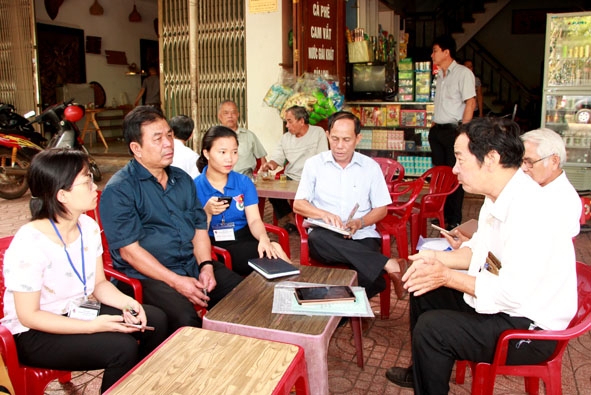 Giám sát viên của địa bàn TP. Buôn Ma Thuột (bìa phải) hướng dẫn nghiệp vụ cho các điều tra viên  phường Tân Lợi. 
