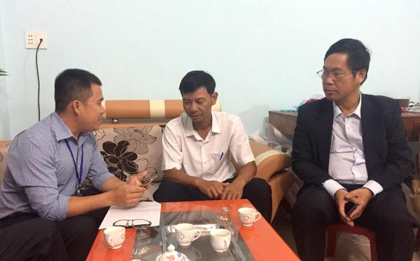 Phó Chủ tịch UBND huyện Ea Kar Huỳnh Kim Phổ (bìa phải) kiểm tra việc thu thập thông tin bằng điện thoại di động của điều tra viên tại một hộ dân trên địa bàn thị trấn Ea Kar, huyện Ea Kar. 