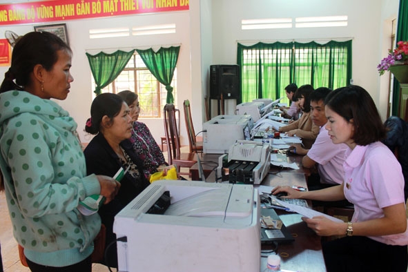 Tổ giao dịch lưu động của Chi nhánh NHCSXH tỉnh giao dịch tại xã Ea Kao, TP. Buôn Ma Thuột. 