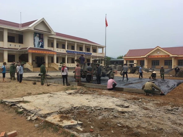 Người dân thôn Ea Hlang góp công và kinh phí làm sân điểm trường Ea Hlang - Trường Tiểu học Cư Pui 2.