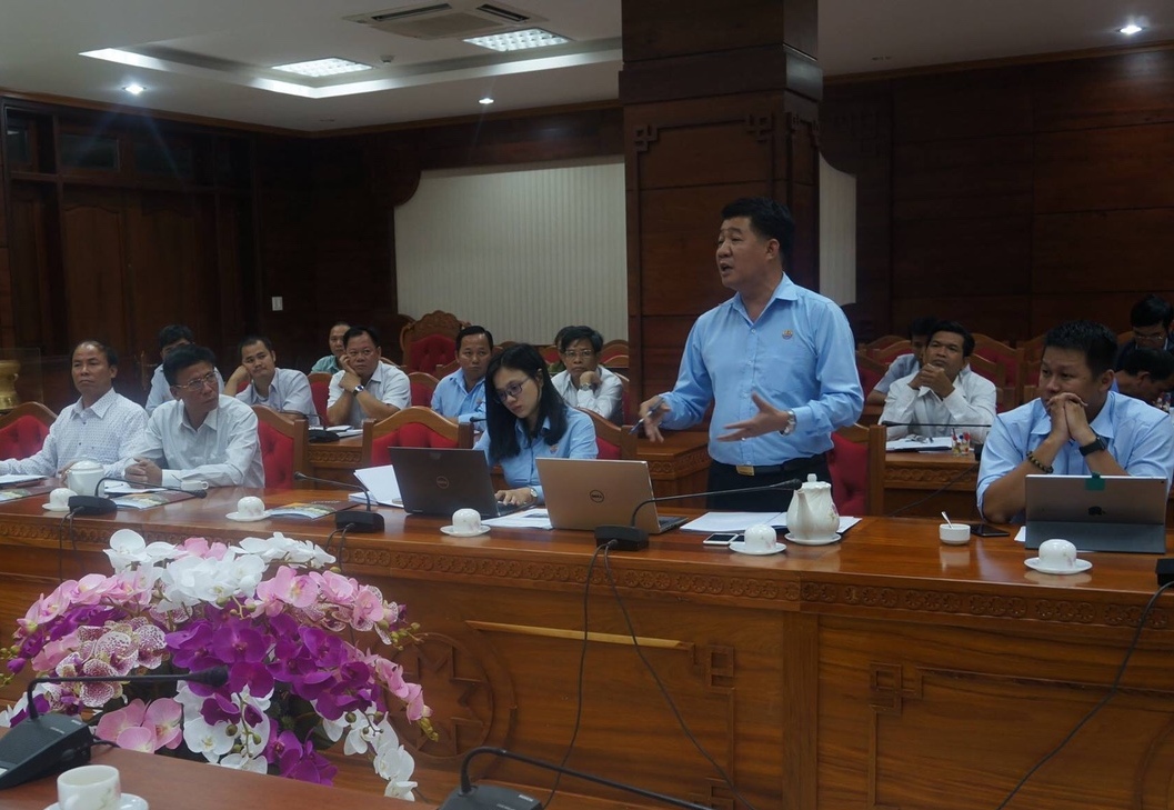 Ông Nguyễn Mạnh Hùng, Chủ tịch Tập đoàn Hùng Nhơn báo cáo với UBND tỉnh về dự án xây dựngTrung tâm heo giống tại Đắk Lắk