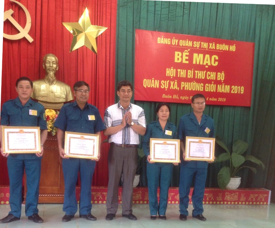 Lãnh đạo thị xã Buôn Hồ trao giải cho các thí sinh xuất sắc tại hội thi