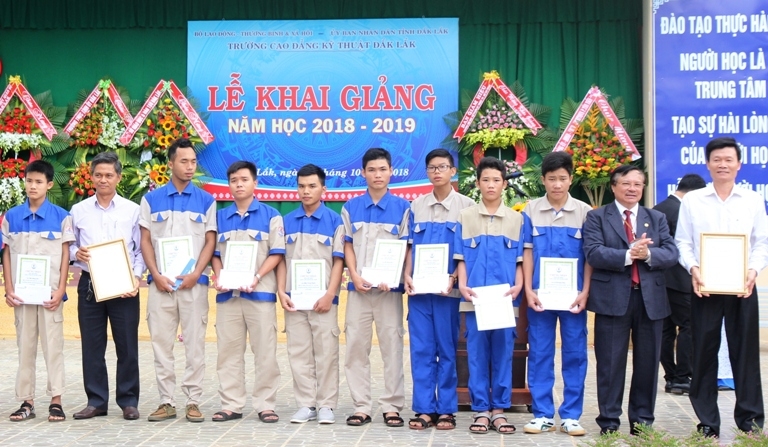 Các học sinh, sinh viên của Trường Cao đẳng Kỹ thuật Đắk Lắk nhận học bổng Khuyến khích học nghề từ các đơn vị, doanh nghiêp. (Ảnh minh họa). 