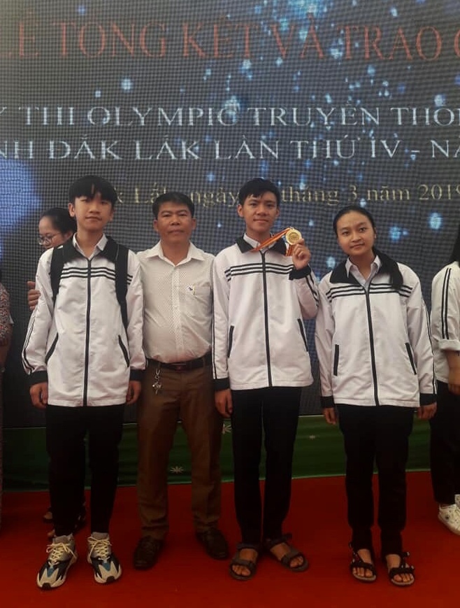 Em Lê Hữu Hải (thứ hai từ phải sang) nhận Huy chương Vàng tại Kỳ thi học sinh giỏi Olympic truyền thống 10-3 tỉnh Đắk Lắk lần thứ IV, năm 2019. 