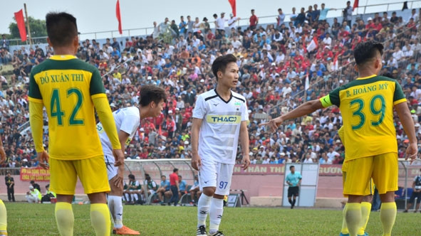 Cầu thủ Triệu Việt Hưng (giữa) luôn được các cầu thủ đội chủ nhà Đắk Lắk kèm chặt.