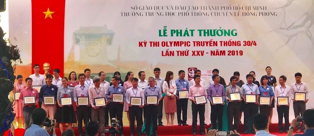 Đại diện lãnh đạo các trường THPT có học sinh tham dự Kỳ thi nhận Giấy chứng nhận của Ban tổ chức Kỳ thi. 