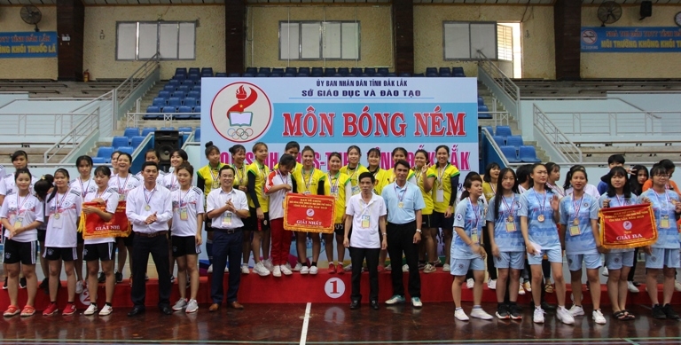 Ban Tổ chức trao giải cho các đội ở môn Bóng ném bậc THPT (nội dung nữ).