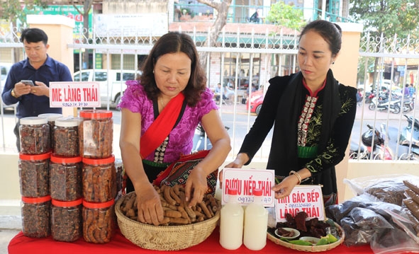 Chị Lù Thị Hạnh (bìa phải) giới thiệu sản phẩm khởi nghiệp của mình tại Hội chợ sản phẩm xanh - Kinh tế xanh do Hội LHPN TP. Buôn Ma Thuột tổ chức. 