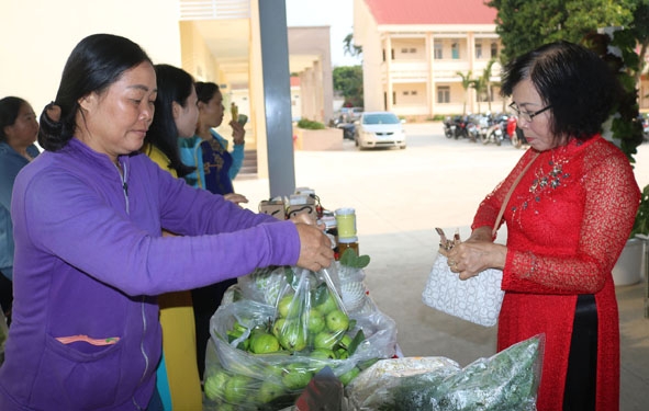 Chị Nguyễn Thị Thúy (TDP 5, phường Ea Tam) giới thiệu sản phẩm ổi đến khách hàng.