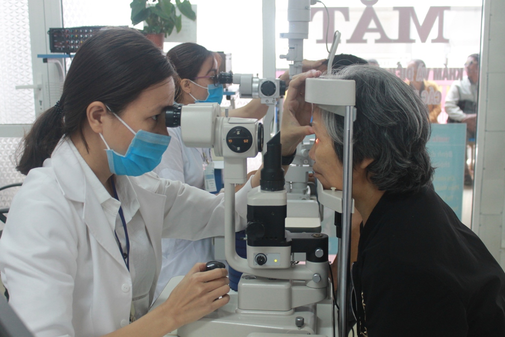 Bác sĩ khoa Mắt, Bệnh viện Đa khoa vùng Tây Nguyên khám sàng lọc bệnh về mắt cho người bệnh 