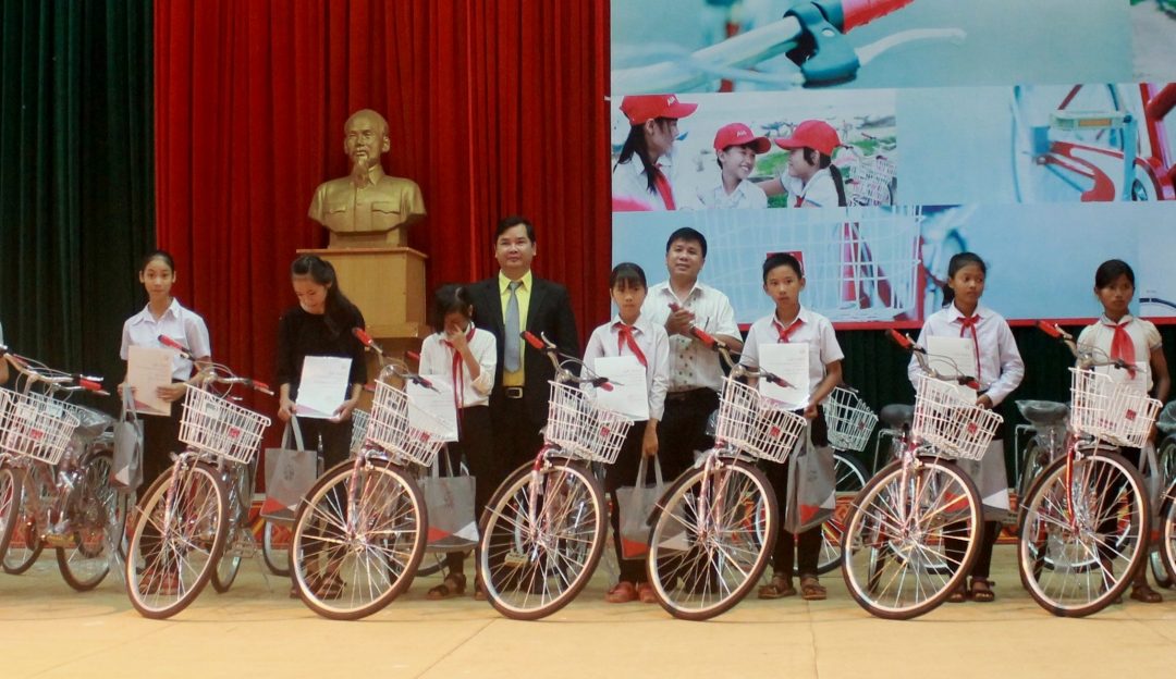 Quỹ BTTE tỉnh tặng học bổng và xe đạp cho trẻ em có hoàn cảnh khó khăn trên địa bàn tỉnh. 