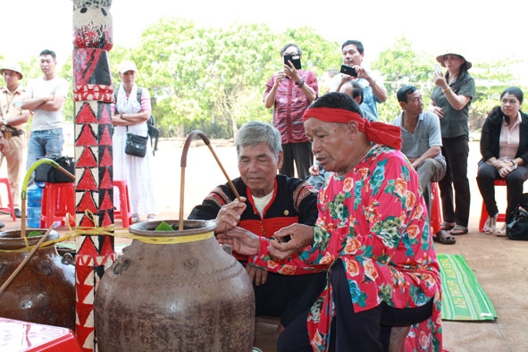 Lễ tái hiện dựng cây nêu cầu an tại xã Ea Tu (TP. Buôn Ma Thuột) trong khuôn khổ Lễ hội Cà phê Buôn Ma Thuột  lần thứ 7 năm 2019.  