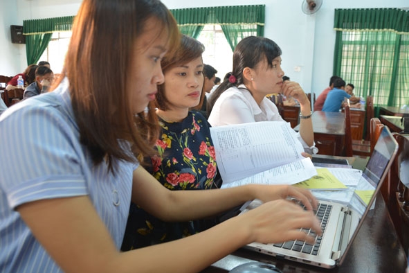 Các điều tra viên huyện Krông Pắc tập huấn, áp dụng công nghệ thông tin vào Tổng điều tra.