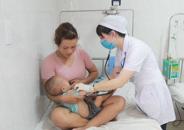 Một trẻ mắc viêm phổi điều trị tại Khoa Nhi tổng hợp, BVĐK vùng Tây Nguyên.  