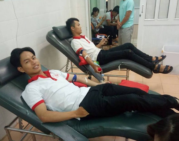 Các tình nguyện viên đến hiến máu tại Bệnh viện Đa khoa vùng Tây Nguyên.  