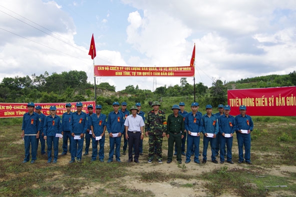 Dân quân tự vệ xã Ea Lai được tuyên dương chiến sĩ bắn giỏi trong một đợt huấn luyện.   