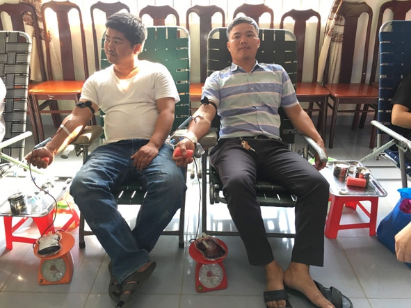Anh Đỗ Văn Huyện (phải) tham gia hiến máu tình nguyện.  