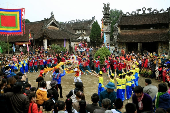 Lễ hội đình Hùng Lô được tổ chức vào ngày 9 tháng 3 âm lịch hằng năm.