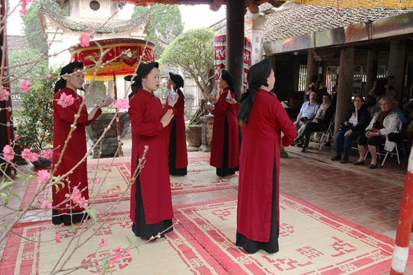 Trình diễn hát Xoan tại làng cổ Hùng Lô (Việt Trì, Phú Thọ).