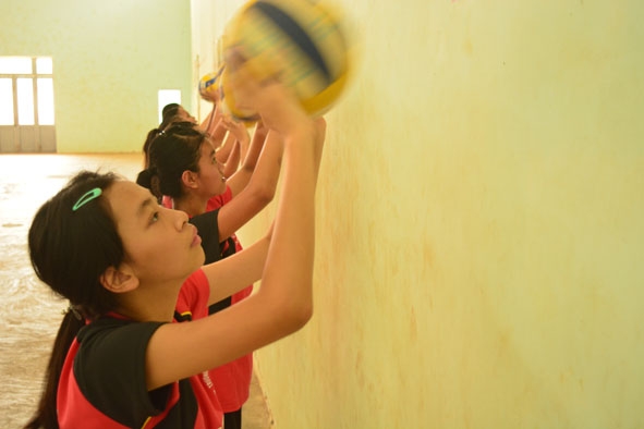 Những cầu thủ năng khiếu trẻ tập bài chuyền bóng tường.
