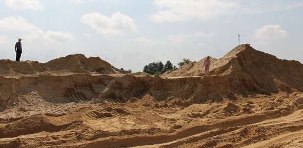 Lực lượng chức năng kiểm tra thực tế tại một doanh nghiệp khai thác cát ở xã Vụ Bổn.  