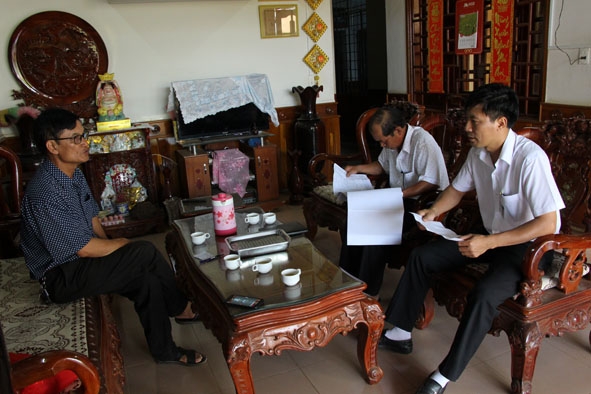 Cán bộ Chi cục Thuế huyện Krông Pắc đôn đốc thu nợ tại một doanh nghiệp trên địa bàn xã Krông Búk.