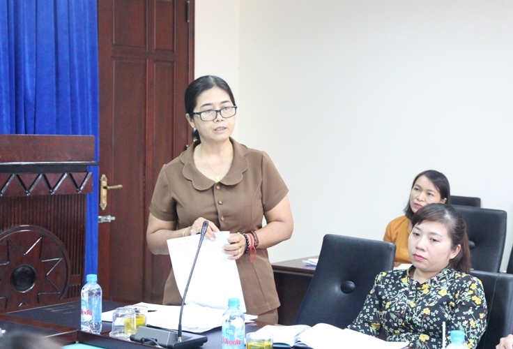 Trưởng Ban Dân vận Tỉnh ủy H Kim Hoa Byă đóng góp ý kiến tại cuộc họp. 