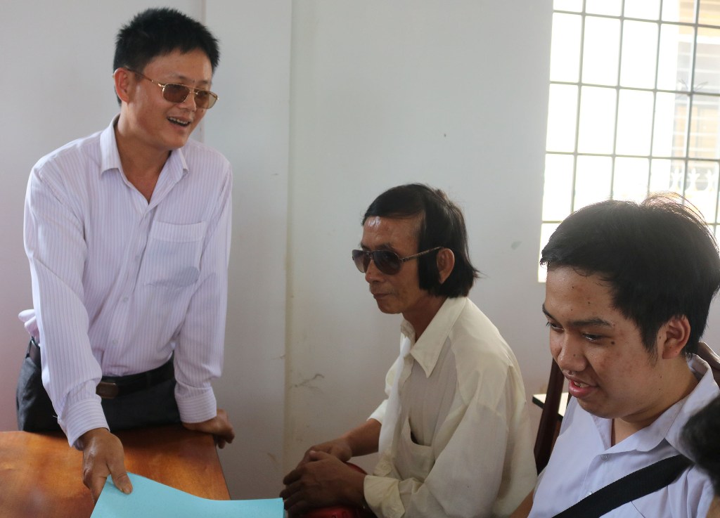 Anh Phạm Hữu Tấn (ngoài cùng bên trái) trò chuyện với hội viên.