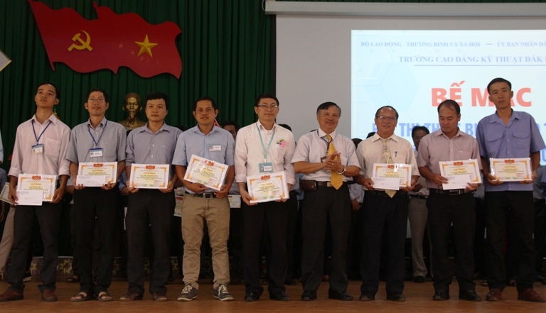 Tiến sĩ Hoàng Minh Cương, Hiệu trưởng Trường Cao đẳng Kỹ thuật Đắk Lắk (thứ 4 từ phải sang) trao Giấy khen tặng các nhóm tác giả đoạt giải. 