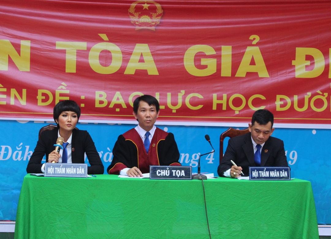 Hoa hậu Hoàn vũ Việt Nam H'Hen Niê khiến học sinh thích thú khi tham gia vào phiên tòa giả định