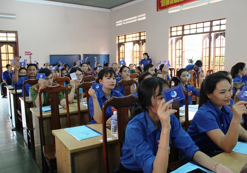 Đại biểu biểu quyết thông qua danh sách Ủy ban Hội LHTN Việt nam thị trấn Buôn Trấp